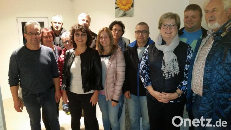 Stefan und Johanna Eckstein (von links) führten die Besuchergruppe der Freien Wähler um Ortsvorsitzende und Bürgermeisterkandidatin Michaela Härtl (Fünfte von links) durch ihren Betrieb. Bild: exb