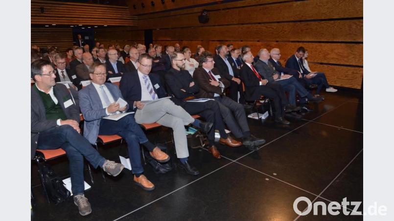 Unter anderem informierten sich mehr als 100 Bürgermeister bei einem Treffen des ALE im Kubus über übergemeindliche Zusammenarbeit. Bild: Stefan Neumann/ALE Oberpfalz