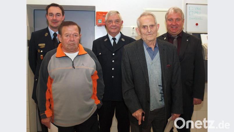 Vorsitzender Richard Reiser (hinten, Mitte) zeichnete gemeinsam mit Bürgermeister Markus Dollacker für 70 Jahre Mitgliedschaft Martin Scharl, für 50 Jahre Josef Hammer und für 25 Jahre Martin Reiser (von rechts) aus. Bild: sön