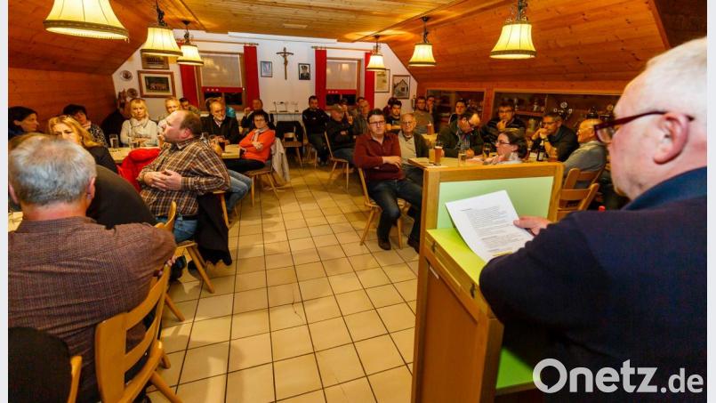 Knapp 50 Bürger ließen sich im Feuerwehrhaus Rottendorf über den anstehenden Bürgerentscheid zum Thema "Hauptamtlicher Bürgermeister" informieren. Bild: Hösamer