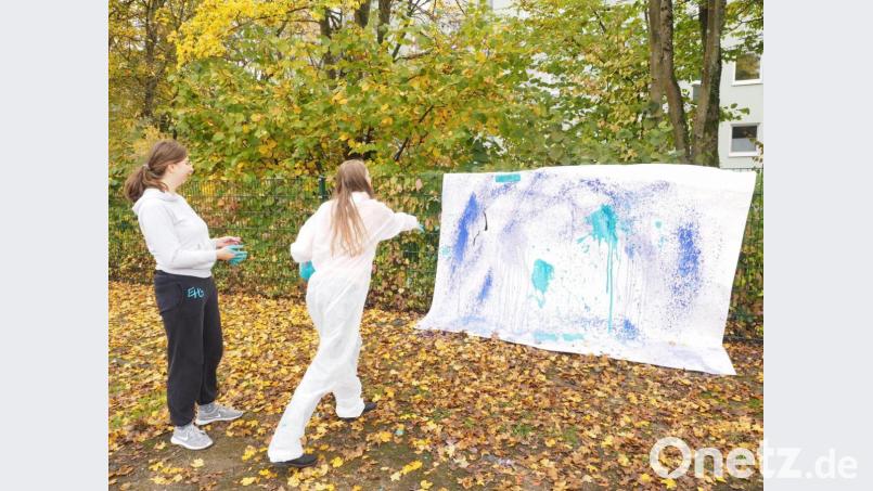 Bevor es an die &quot;Lateinwand&quot; geht, machen die Schülerinnen im Freien einige Versuche. Bild: exb