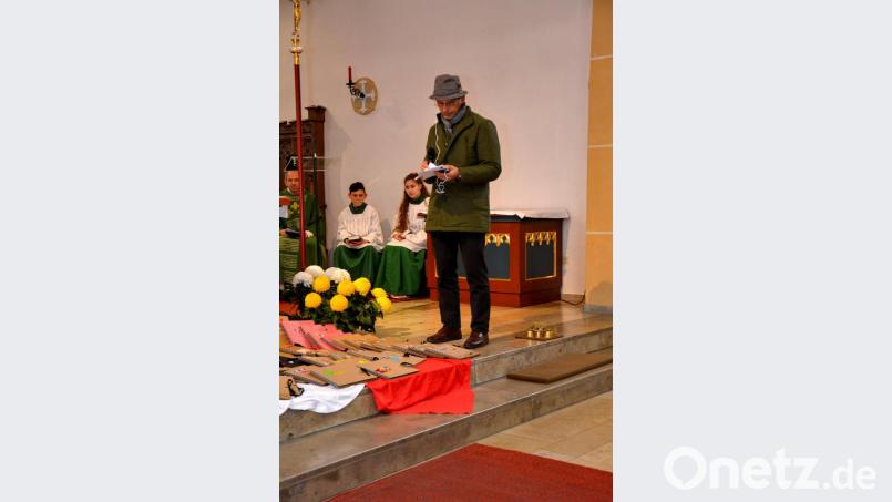 Auch beim Familiengottesdienst durfte Detektiv Pfeife mit seinen Ideen zum Thema Glück nicht fehlen. Bild: fdl