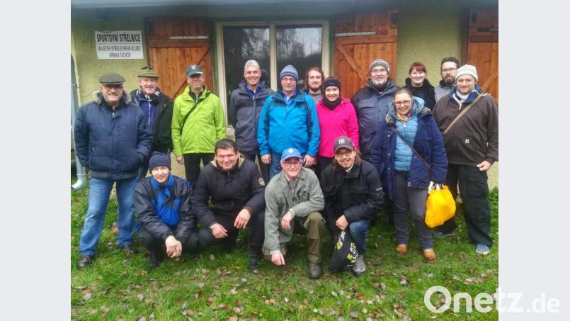 Zum 30-jährigen Jubiläum treffen sich (stehend, von links) Jakob Kals, Karlheinz Hagner, Paul Zetzlmann, Hans-Jürgen Rewitzer, Andreas Federl, Wolfgang Dierl, Marie Kals, Ewald Deinl, Claudia Werner, Michaela Masariková, Zbynek Tribula und Timo Geier gemeinsam mit (vorne, von links) Pepe Honsa, Franz Haberfellner, Pavel Fuksa und Andreas Ringholz. Bild: fjo