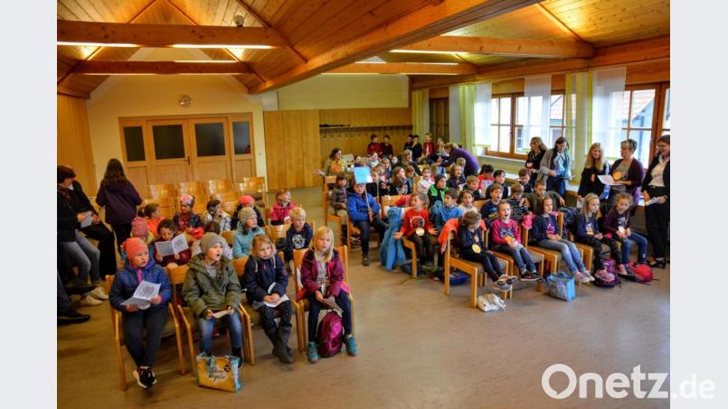 Mit Begeisterung beteiligen sich die Mädchen und Buben drei Nachmittage lang an der Kinderbibelwoche. Bild: fdl