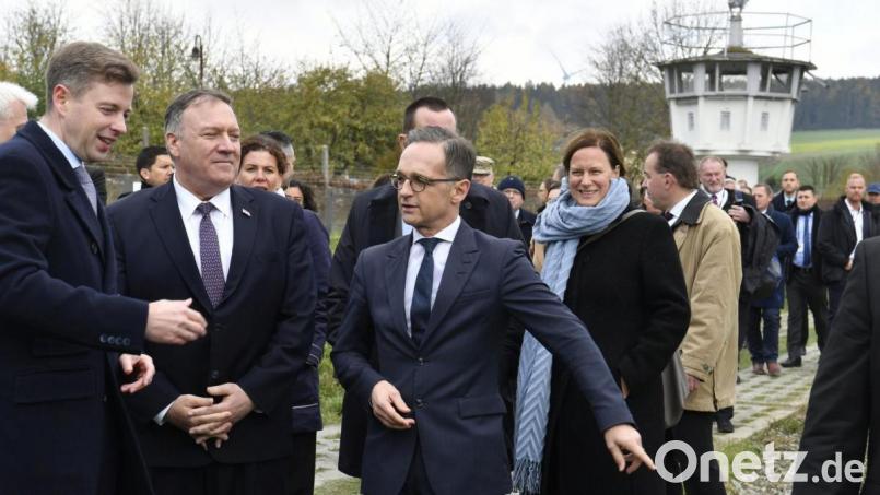 Landrat Oliver Bär, Außenminister Heiko Maas und Amtskollege Mike Pompeo besuchen Mödlareuth bei Hof. Im Hintergrund ist ein Grenzturm zu sehen. Durch das Dorf verlief einst die innerdeutsche Grenze. Bild: John Macdougall