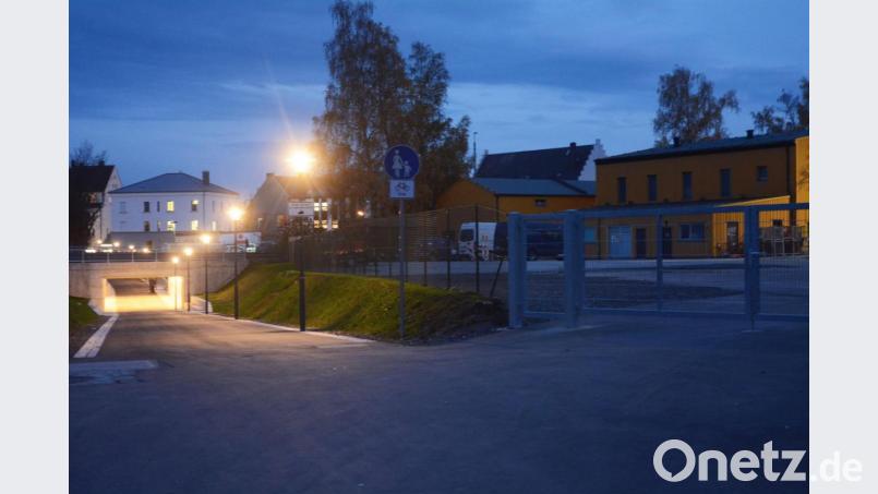 Die dunkle Stelle zieht sich von der Einfahrt zum Parkplatz der Stadtwerke (rechts) bis zur Siechenstraße. Bild: Gabi Schönberger