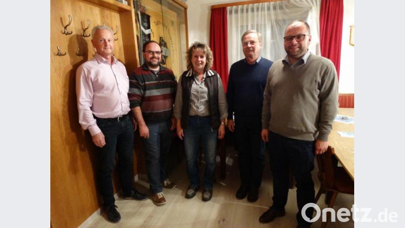 Die bewährte Führung der Ortsvereine Pullenreuth, von rechts Alexander Hecht, Hans Hecht, Anna König und Andreas Michl. Links: Dritter Bürgermeister Robert Bauer Bild: twg