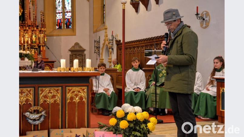Auch beim Familiengottesdienst darf Detektiv Pfeife mit seinen Ideen zum Thema Glück nicht fehlen. Bild: fdl