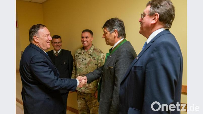 „Sehr entspannt“ sei US-Außenminister Mike Pompeo (links) gewesen, als ihn Grafenwöhrs Bürgermeister Edgar Knobloch (Zweiter von rechts) und Vilsecks Rathauschef Hans-Martin Schertl (rechts) begrüßten. Bei dem kurzen Treffen waren auch Staatskanzleichef Florian Hermann (Zweiter von links) und General Christopher R. Norrie dabei. Bild: Ron Przysucha