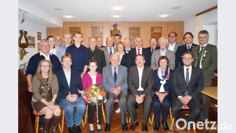 Mit Gratulanten aus dem Verwandtenkreis, den Mitarbeitern im Holzbau-Betrieb sowie mit Vertretern des Handwerks, der Gemeinde und der Vereine feiert Ehrenobermeister Hans Koller (vorne, Mitte) den 85. Geburtstag. Bild: du