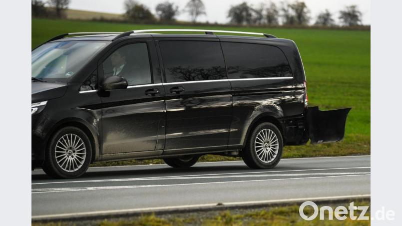 &quot;Bild&quot; und &quot;Spiegel&quot; machten ein Riesenthema aus diesem Fahrzeugteil. Nach Informationen von Oberpfalzmedien hatten sich an einer Behelfsausfahrt der A93 bei Hof an einer Engstelle zwei Vans des Trosses touchiert, in dem US-Reporter saßen. Dabei kam es zu einem Blechschaden. Bild: Nicolas Armer, dpa