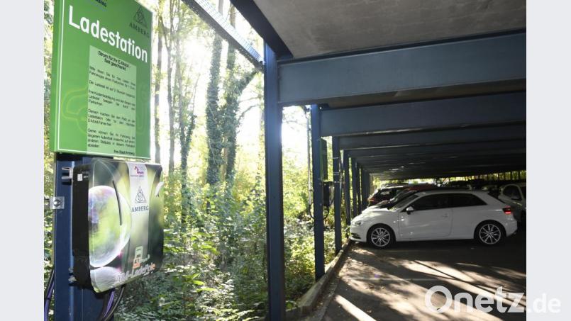 Das Parkdeck Kräuterwiese verfügt schon über E-Ladesäulen. Die Tiefgarage am Bahnhof und die Theatergarage werden bald weitere erhalten. Bild: Petra Hartl