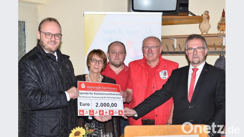 Landrat Andreas Meier überreicht mit seiner Stellvertreterin Margit Kirzinger (von links) und Marktdirektor Thomas Müllner von den Vereinigten Sparkassen (rechts) die glatte Summe von 2000 Euro an die Waidhauser Kleintierzüchter. Bild: fjo