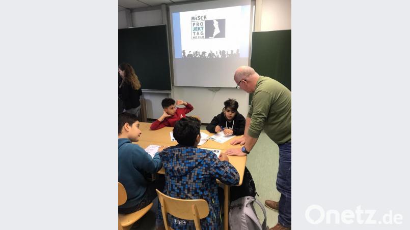 Schüler mit und ohne Fluchterfahrung nehmen an einem Projekttag an der Mittelschule teil. Das Ziel: ein Umdenken anzuregen und gegenseitiges vorurteilsfreies Verständnis zu fördern. Bild: exb/Barbara Neuber