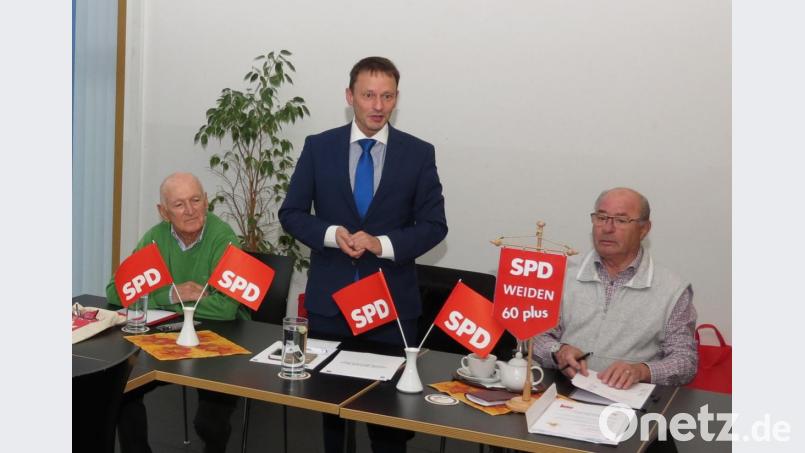 Josef Höfer (rechts) als neuer kommissarischer Vorsitzender der SPD AG 60 plus und Ehrenvorsitzender Alois Wolfram (links) lauschen mit vielen Senioren den Ausführungen zur Stadtentwicklung von Bürgermeister Jens Meyer. Bild: Dobmeier