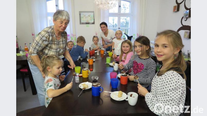 Tanja Franz (hinten) und Thekla Franz (vorne links) zauberten mit den Kids süßes Gebäck. Bild: jzk