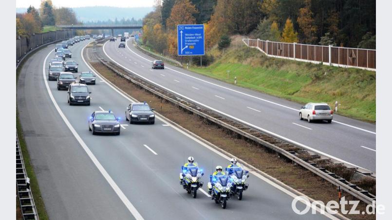 Was für ein Anblick: Der Tross des US-Außenministers Mike Pompeo rollt am Donnerstag die A 93 nach Norden (hier bei Weiden). Die Kolonne zählt 43 Fahrzeuge. Warum so viele? Pompeo kam mit Freunden. Bild: Gabi Schönberger