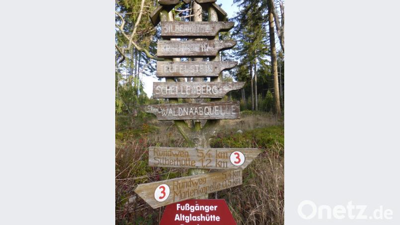 Die Pflege der Wandertafeln gehört zu den wichtigen Aufgaben des Waldvereins. Bild: exb