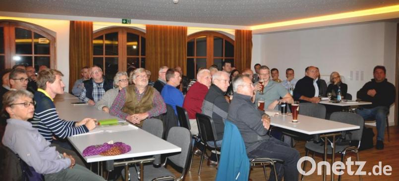 Für die Dorferneuerungsversammlung mit Schwerpunkt Ausbau der Oberviechtacher Straße interessieren sich viele Bürger. Bild: es