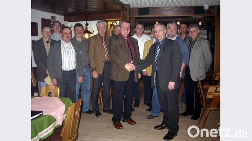 Per Handschlag besiegelten im März 2007 die Bürgermeister Hans Koch und Winfried Franz die Fusion der damaligen Schulverbände Königstein/Hirschbach/Edelsfeld und Neukirchen/Etzelwang. Auch der neu geschaffenen größeren Einheit war kein dauerhafter Bestand beschieden. Bild: wku