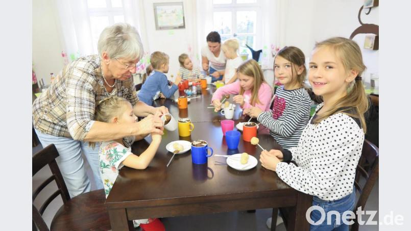 Tanja Franz (hinten) und Thekla Franz (vorne links) zauberten mit den Kids süßes Gebäck. Bild: jzk