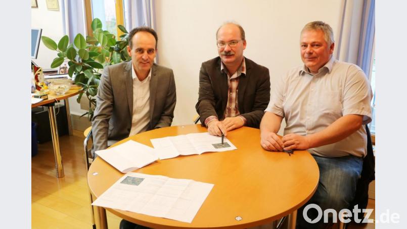 Informationen zum Konzept Rufbus innovativ bekommt (von links) Bürgermeister Hans-Jürgen Strehl von Hans-Jürgen Haas, Geschäftsführer des Zweckverbands Nahverkehr Amberg-Sulzbach, und Manfred Kugler vom Busunternehmen Meidenbauer. Sie wird zwischen Edelsfeld und Neukirchen unterwegs sein. Bild: gru