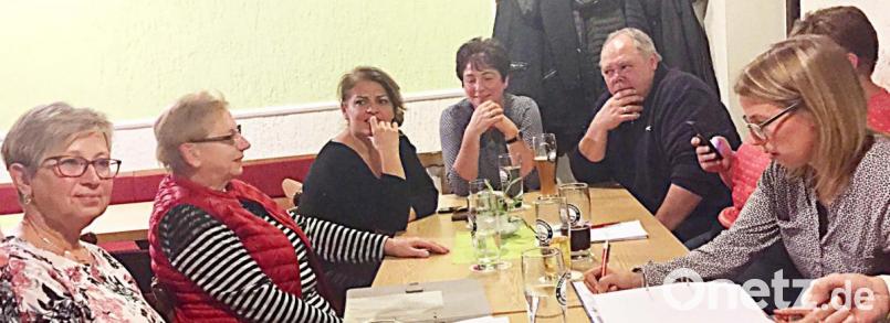 In der Jahreshauptversammlung des Handwerker- und Gewerbeverein wird der Vorschlag unterbreitet, die früher so beliebten Gesellschaftsabende wieder aufleben zu lassen. Sandra Friedl (links) begrüßt zusammen mit dem Vorstandsgremium die Idee. Bild: ü