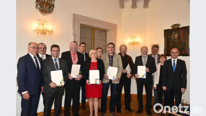 Stellvertretender Landrat Albert Nickl (links) dankt den Kommunalpolitikern Josef Illing, Ulrich Danzer, Rita Rosner, Lothar Löw, Günther Meißner und Eduard Forster (mit Urkunde von links) für ihr jahrzehntelange Engagement. Dafür danken auch Abteilungsleiter Regierungsdirektor Dr. Alfred Scheidler, Bürgermeisterin Marianne Rauh, Bürgermeister Martin Schreglmann (von rechts) zusammen mit den kommunalpolitischen Vertreter der Gemeinden Eslarn und Floß. Bild: bey