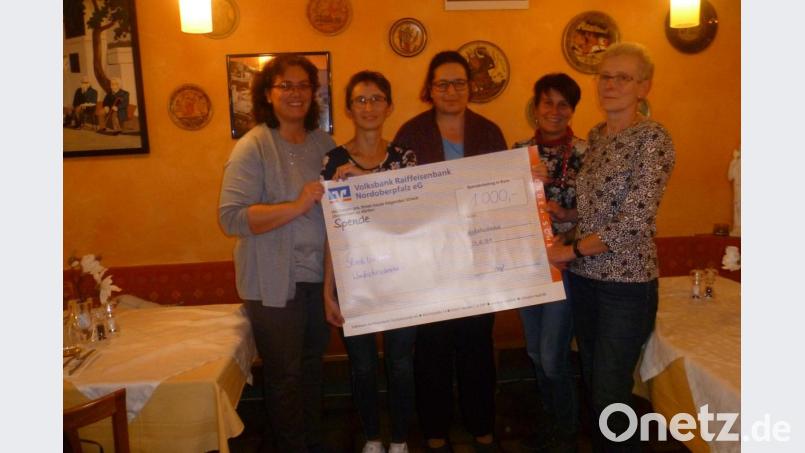 1000 Euro Erlös aus dem Kuchenverkauf beim Kinderbasar gehen an die Stadtbücherei. Bild: exb