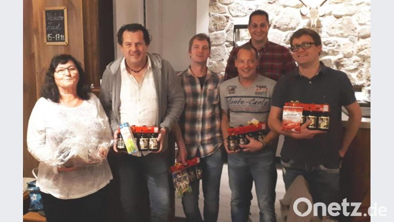Stefan Fuchs (hinten) mit den geehrten Spielern der Alten Herren aus Kemnath am Buchberg und Freudenberg sowie Anneliese Ott (links). Bild: gri