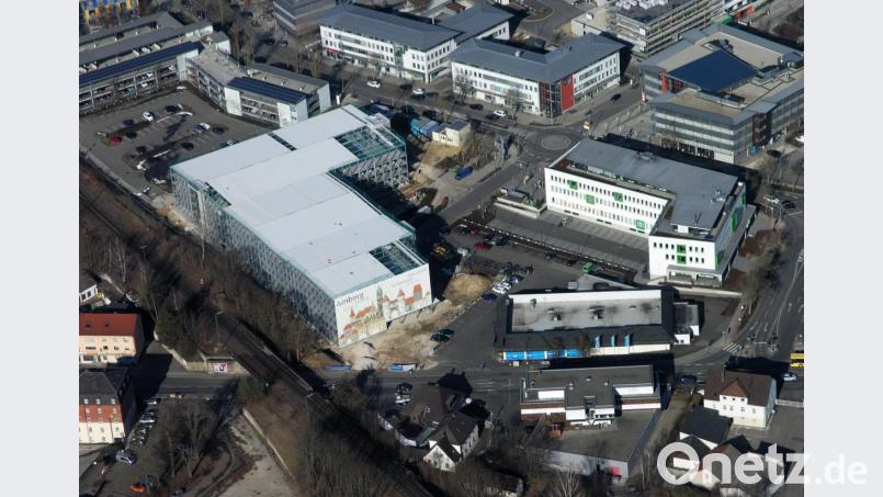 Schon während der Planungs- und Bauphase des im Mai 2019 eröffneten Parkhauses (halblinks) in der Marienstraße hatte es Überlegungen gegeben, das Gebäude mit einer Photovoltaikanlage auszustatten. Jetzt steigen der Betreiber Goldbeck und die Stadtwerke in konkrete Gespräche darüber ein. Bild: Bernd Georgi