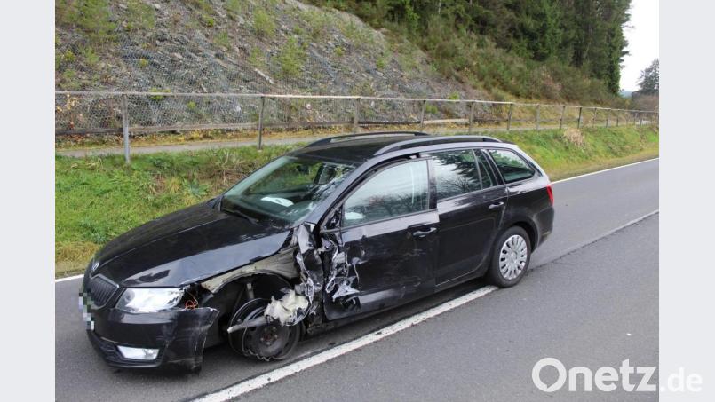Der Wagen des Unfallverursachers verlor den vorderen linken Reifen. Bild: soj