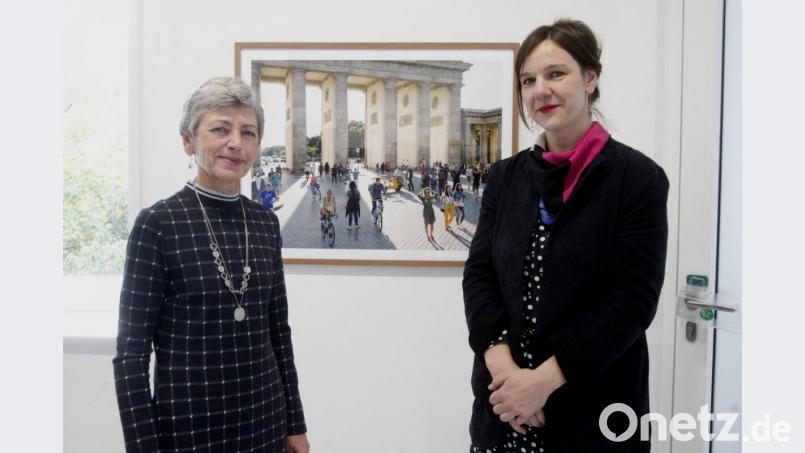 Zweite Bürgermeisterin Ulrike Roidl (links) und Fotografin Stephanie Steinkopf (rechts) eröffneten am Sonntag die Ausstellung der Berliner Agentur &quot;Ostkreuz&quot;. Bild: Hirsch