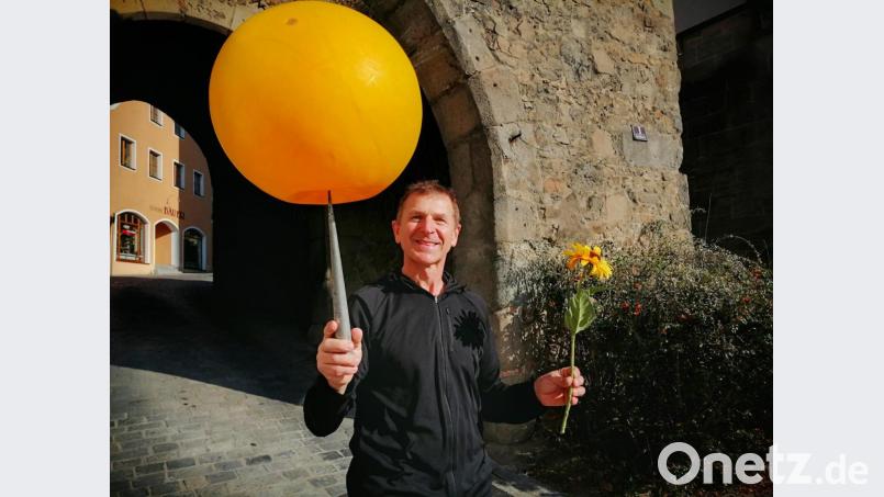 Josef Fischer bringt seine Sonne immer selbst mit und zaubert seinen Zuschauern damit ein Lächeln ins Gesicht. Bild: anv