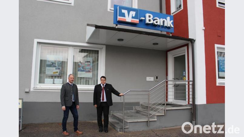 Die Volks- und Raiffeisenbank Regensburg-Schwandorf schließt unter anderem ihre Filialen in Bodenwöhr und Wackersdorf. Die Bürgermeister beider Gemeinden, Georg Hoffmann und Thomas Falter, suchen trotz der Verärgerung über diese Praxis das Gespräch zur Bank. Bild: exb/Michael Weiß