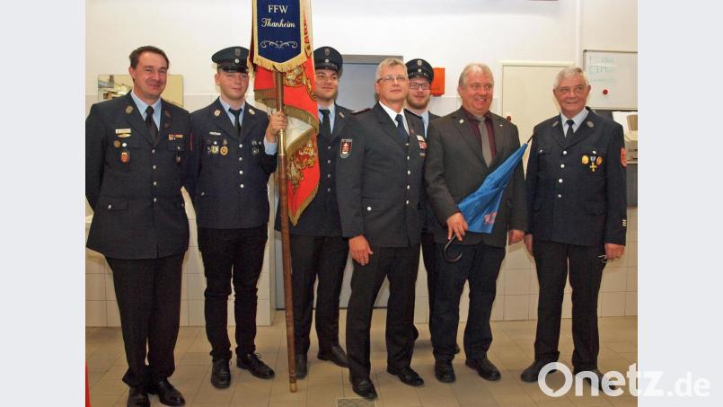 Vorsitzender Richard Reiser ernannte Bürgermeister Markus Dollacker zum Ehrenschirmherrn und trug der Saarländer Ensdorfer Wehr die Ehrenpatenschaft an, die deren Wehrführer Jürgen Wolfert (von rechts) annahm. Mit im Bild die Ensdorfer Fahnenabordnung mit stellvertretendem Kommandanten Martin Reiser (links). Bild: sön