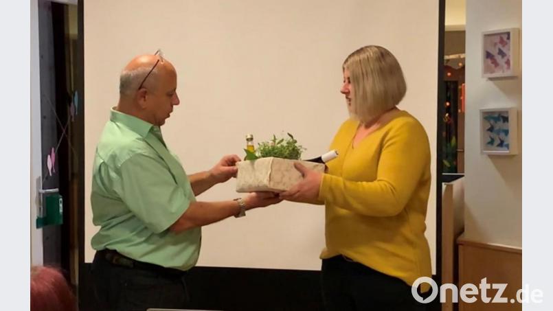 Für den hervorragenden Vortrag von Georg Schöner (links) bedankte sich Krippenleiterin Laura Dumler. Bild: njn