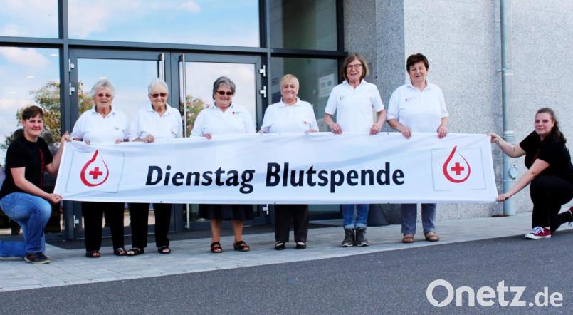Die BRK-Bereitschaft mit Anneliese Huhnke (Dritte von links) bereiten mit dem Jugendrotkreuz den Blutspendetermin bereits vor. Bild: Picasa