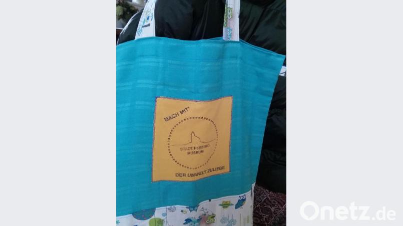 Die aus recyceltem Stoff produzierten Taschen tragen das Logo der Stadt Pfreimd in die Öffentlichkeit. Wer das Logo verwenden darf, dss kann künftig auch mal die Verwaltung entscheiden. Bild: Bugl