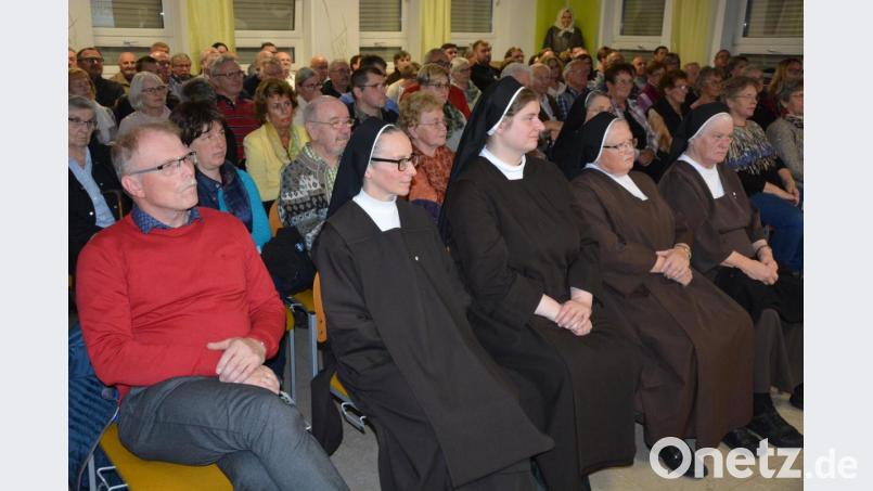Kaum fassen konnte der Vortragssaal im Kloster Theresianum die vielen Besucher, die zum Vortragsabend mit Toni Siegert gekommen waren. Bild: jr