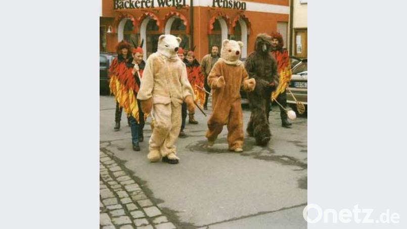 Auch das traditionelle Bärentreiben wurde von den „Grün-Weißen“ für einige Jahre wieder belebt. Archivbild: weu