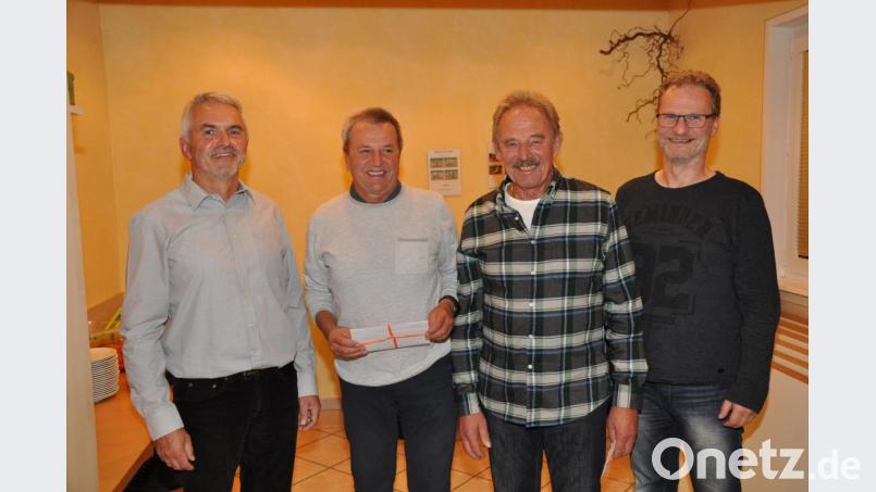 Vorsitzender Hans Gschrey (links) und zweiter Vorsitzender Michael Uschold (rechts) verabschieden mit herzlichen Dankesworten die langjährigen Trainer Reinhard Hauer und Horst Ullmann. Bild: bey