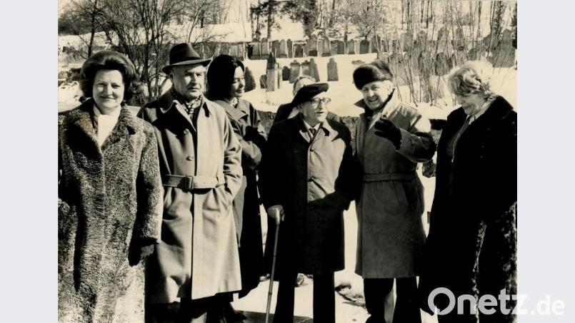 Von unvergesslichen Begegnungen mit Persönlichkeiten, die Wurzeln in Floß haben, wie zum Beispiel mit Schalom Ben-Chorin, berichtet Bürgermeister a. D. Fred Lehner in seinem Vortrag beim Seniorenkreis. Von links: Henny Brenner, Hermann Brenner mit Begleitung, Shalom Ben Chorin, Lehner und Inge Sponsel aus Erlangen. Bild: le