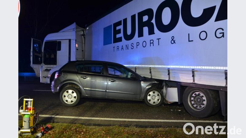 Ein 58-jähriger Autofahrer aus dem Gemeindebereich Leuchtenberg krachte mit voller Wucht in den Sattelauflieger, der gerade in die Bundesstraße 22 einfahren wollte. Bild: dob