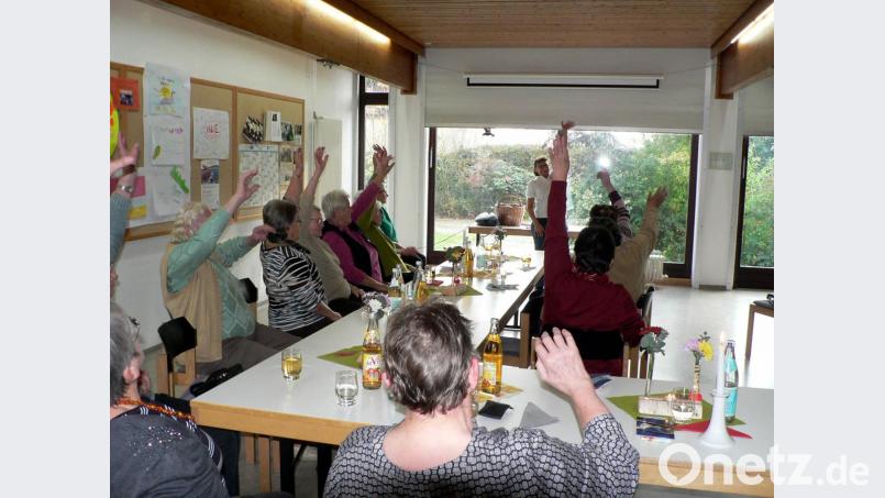 Die Besucher machen beim Seniorentreffen kleine Übungen, um ihre Beweglichkeit zu fördern. Bild: exb