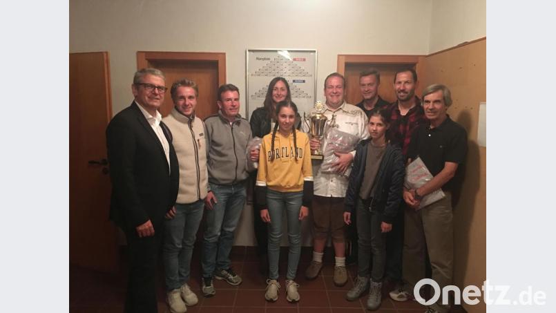 Bei der Saisonabschlussfeier wurden die besten Tennisspieler geehrt. Bild: mad