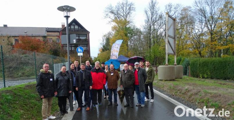 Der Wittgartendurchstich begeistert, aber ist an einer Stelle zu finster in der Nacht: Das ist die letzte Laterne Richtung Stockerhut und in etwa 100 Meter Entfernung hinter dem Haus an der Einmündung der Siechenstraße befindet sich die erste normale Straßenbeleuchtung, wie Anwohner bei der CSU-Zuhörtour bemängeln. Bild: Dobmeier