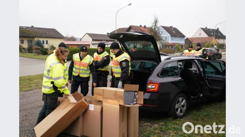 Über 500 Stangen Zigaretten finden Polizisten bei einer Kontrolle in einem Auto. Bild: Bundespolizei Waidhaus