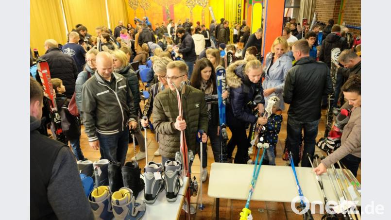 Groß war der Andrang beim Ski-Basar. Fast 400 Artikel wechseln den Besitzer. Bild: mab