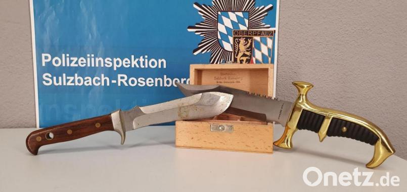 Diese beiden Messer stellten die Beamten aus den Taschen des Mannes sicher. Bild: Polizei Suilzbach-Rosenberg